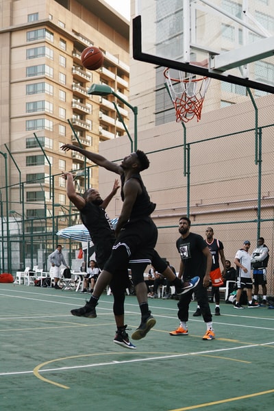 Wear black shirt to play basketball
